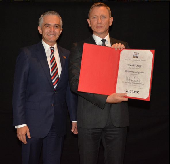 Miguel Ángel Mancera nombró visitante distinguido de la la Ciudad de México al actor británico Daniel Craig.