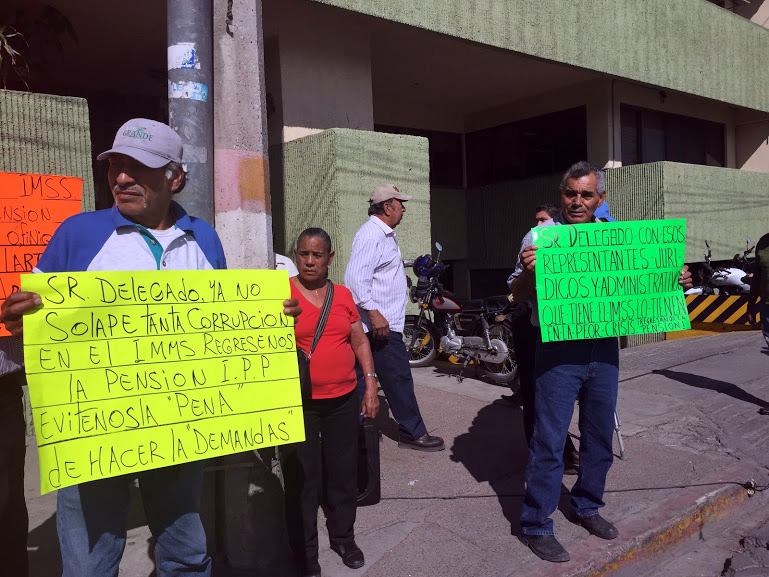 Trabajadores pensionados de AHMSA se manifiestan en el IMSS Saltillo.