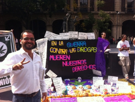 Afuera de la Suprema Corte de Justicia de la Nación se juntaron aquellos en contra y a favor de la siembra y consumo individual de mariguana. 