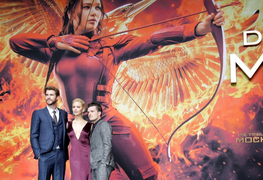 Hemsworth interpreta a Gale Hawthorne; Lawrence es Katniss Everdeen; Hutcherson da vida a Peeta Mellarck. 