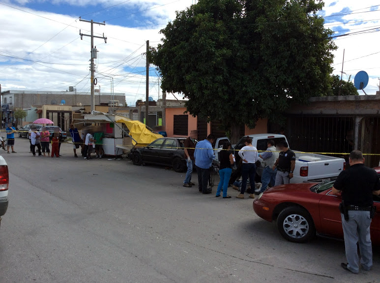 Luego de infartarse chocó contra un auto que alcanzó a lesionar a mujer que comía gorditas en un puesto.