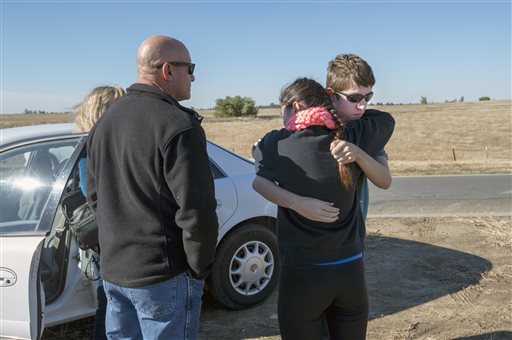 Justin Dick, estudiante de la University of California, Merced, abraza a su hermana Kristen, junto a sus  padres Beth and Keith, en el campus