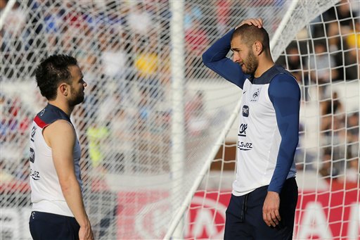 Karim Benzema y Mathieu Valbuena en un entrenamiento con la selección de Francia 