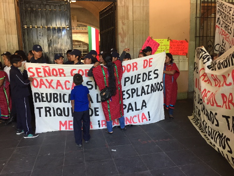 Las mujeres triquis se enfrentaron con la policía.