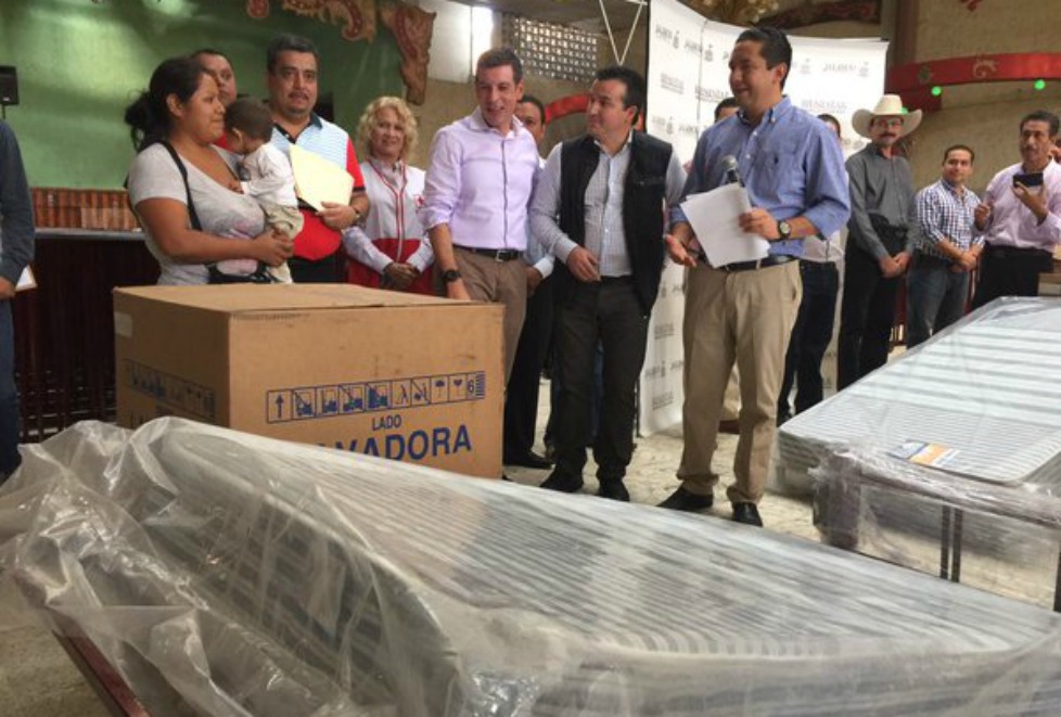 Miguel Castro hizo entrega de artículos domésticos en Autlán.