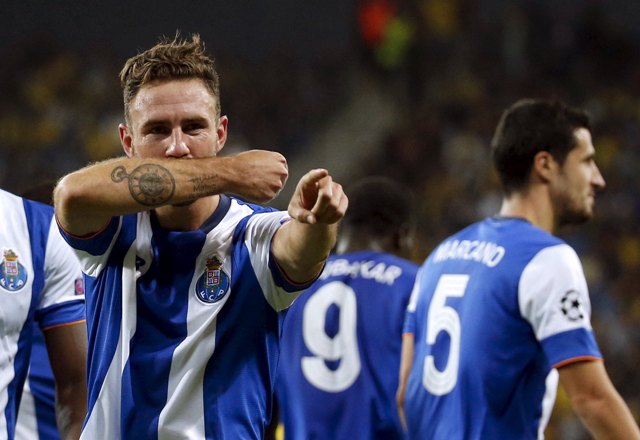 Miguel Layún celebra su gol 