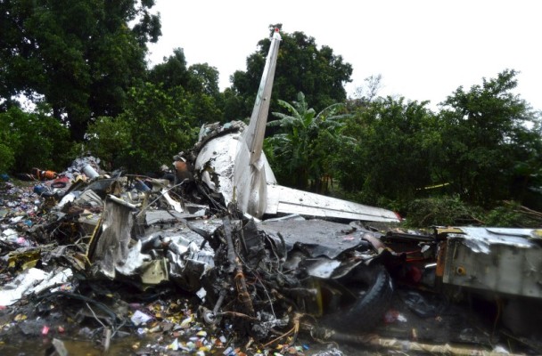 Al menos 40 personas murieron cuando un avión de carga se desplomo en Sudán del Sur.