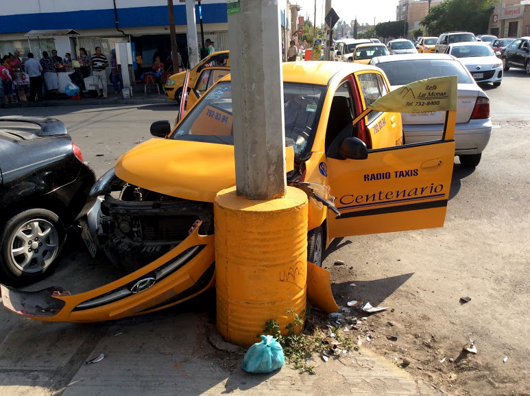 Choque de 3 autos en avenida Abasolo y calle Francisco I. Madero de Torreón. 