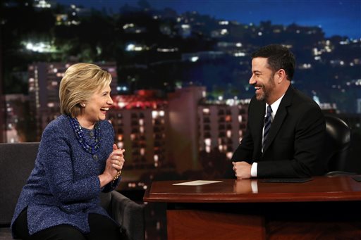 Hillary Clinton (i), ríe junto a Jimmy Kimmel, el jueves por la noche, durante el programa "Jimmy Kimmel Live" en Hollywood, California