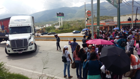 Los normalistas cerraron los cuatro carriles de la Autopista del Sol