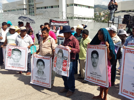 Los padres de los 43 pidieron la liberación de policías comunitarios.