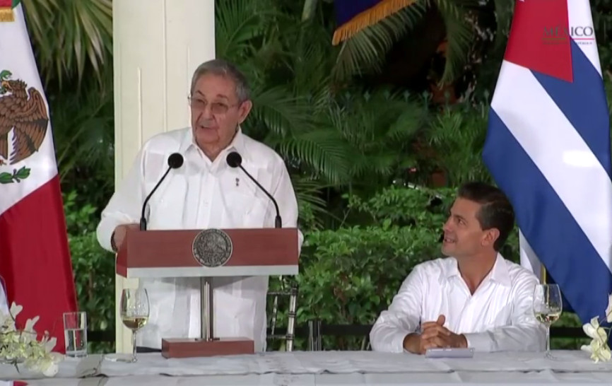 Raúl Castro durante la comida que ofreció en su honor el presidente Enrique Peña Nieto.