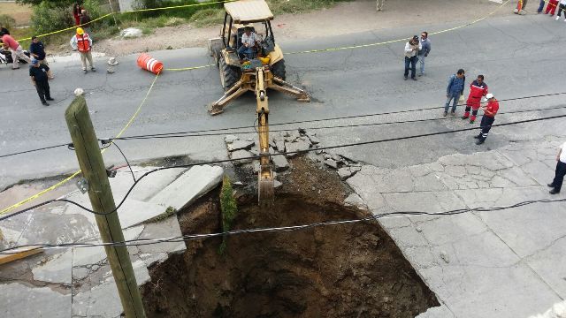 El hundimiento provocó la caía de un vehículo particular y el rescate de al menos dos personas.