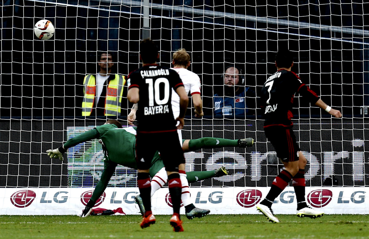 Javier Hernández, de cabeza, marcó el uno a uno ante Köln