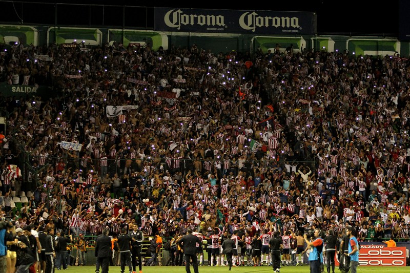 Jugadores del rebaño se acercan con sus aficionados tras ganar la Copa MX