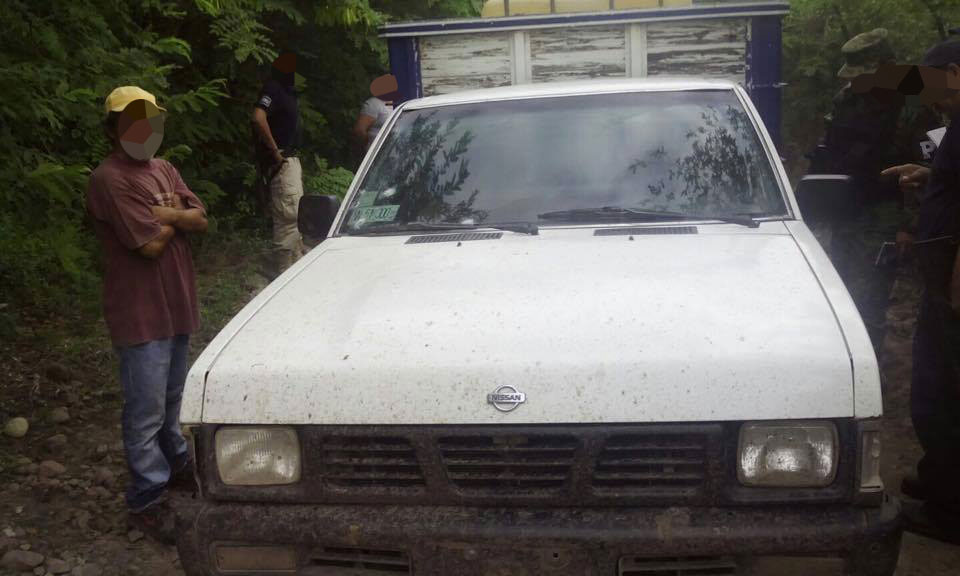 Los presuntos ex autodefensas murieron en el lugar de la balacera.