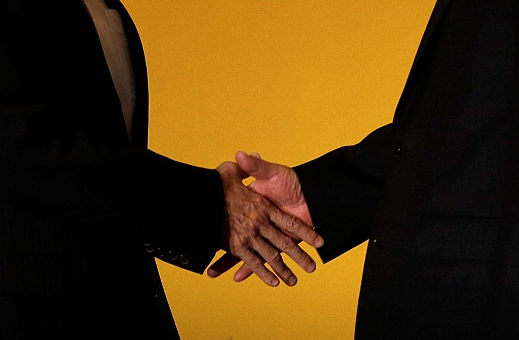 El presidente Chine Xi Jinping, a la derecha, y el de Taiwán, Ma Ying-jeou, a la izquierda, estrechan sus manos en Shangri-la al inicio de una reunión