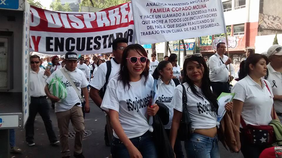 En la protesta organizada por el "Movimiento #SoyEncuestador", participan más de doscientas personas, casas encuestadores y personas del gremio.