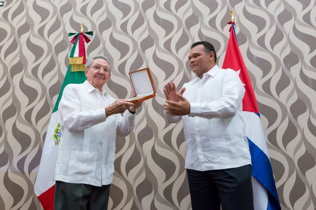 Raúl Castro recibe medalla "Salvador Alvarado"