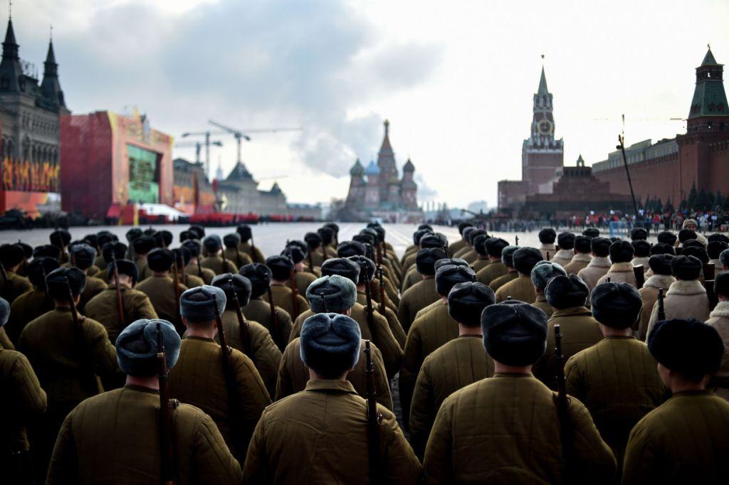 Soldados rusos usan su uniforme rojo de la Segunda Guerra Mundial para participar en el desfile militar en la Plaza Roja de Moscú, durante el 74 anive