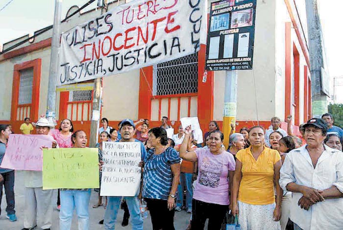 Afuera del palacio municipal colgaron una pancarta que alega la inocencia del gobernante preso.