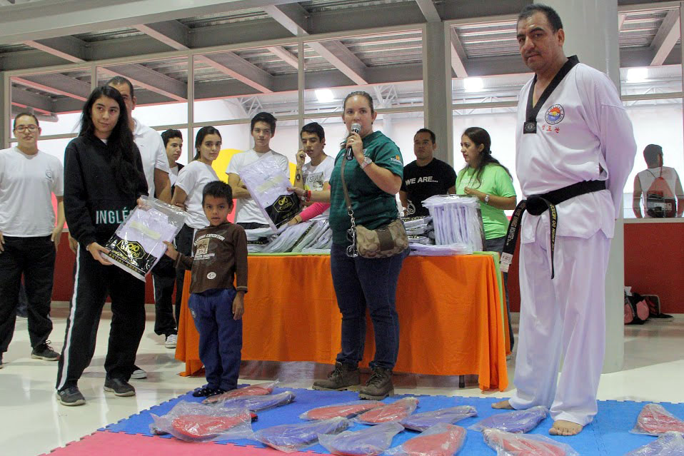 Los alumnos regalaron el uniforme nuevo a los niños de La Jabonera, a quienes solo les costó 30 pesos tenerlo.