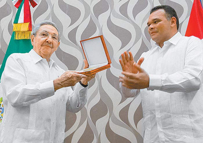 El mandatario de la isla tomó con “respeto” la condecoración.