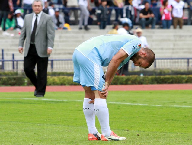 Emanuel 'Tito' Villa, delantero de Gallos Blancos, lamentó al derrota en Ciudad Universitaria