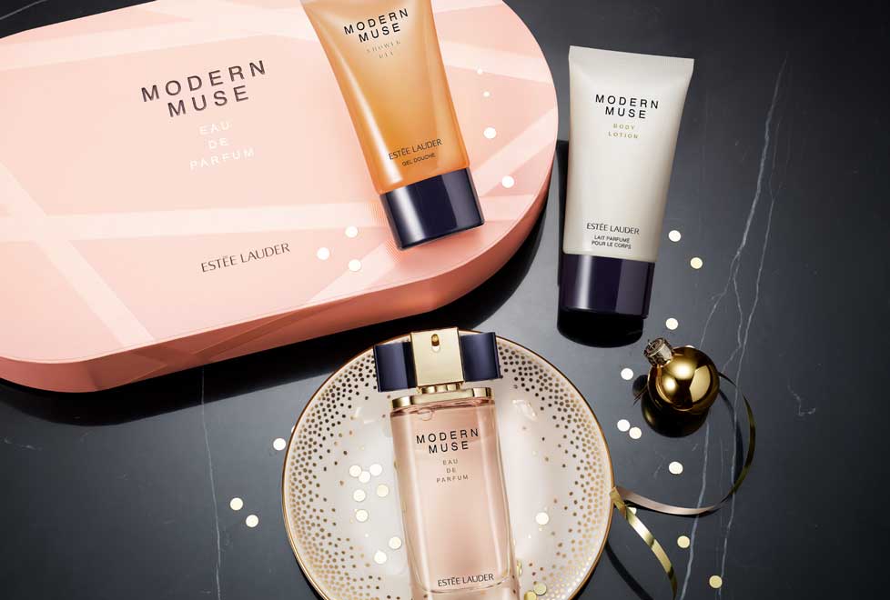 El estuche Modern Muse de Estée Lauder, te ofrece un gel de ducha y crema en un pequeño kit