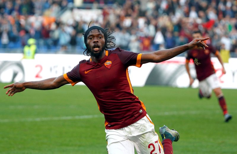 Gervinho celebra depués de anotar el segundo gol