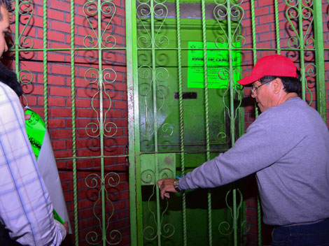 Los sellos se colocaron en las entradas principales de los bares. 