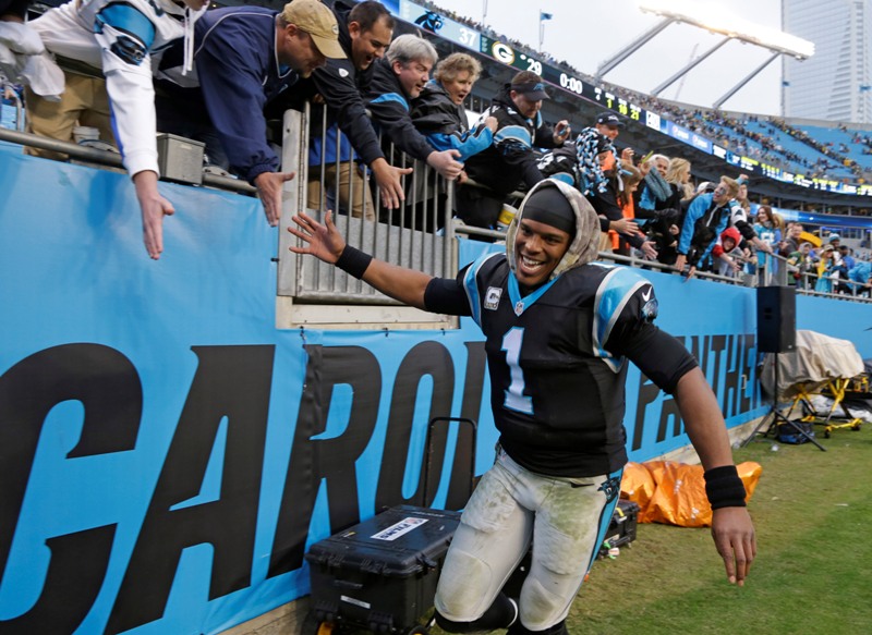 Newton celebra con los fans después del partido