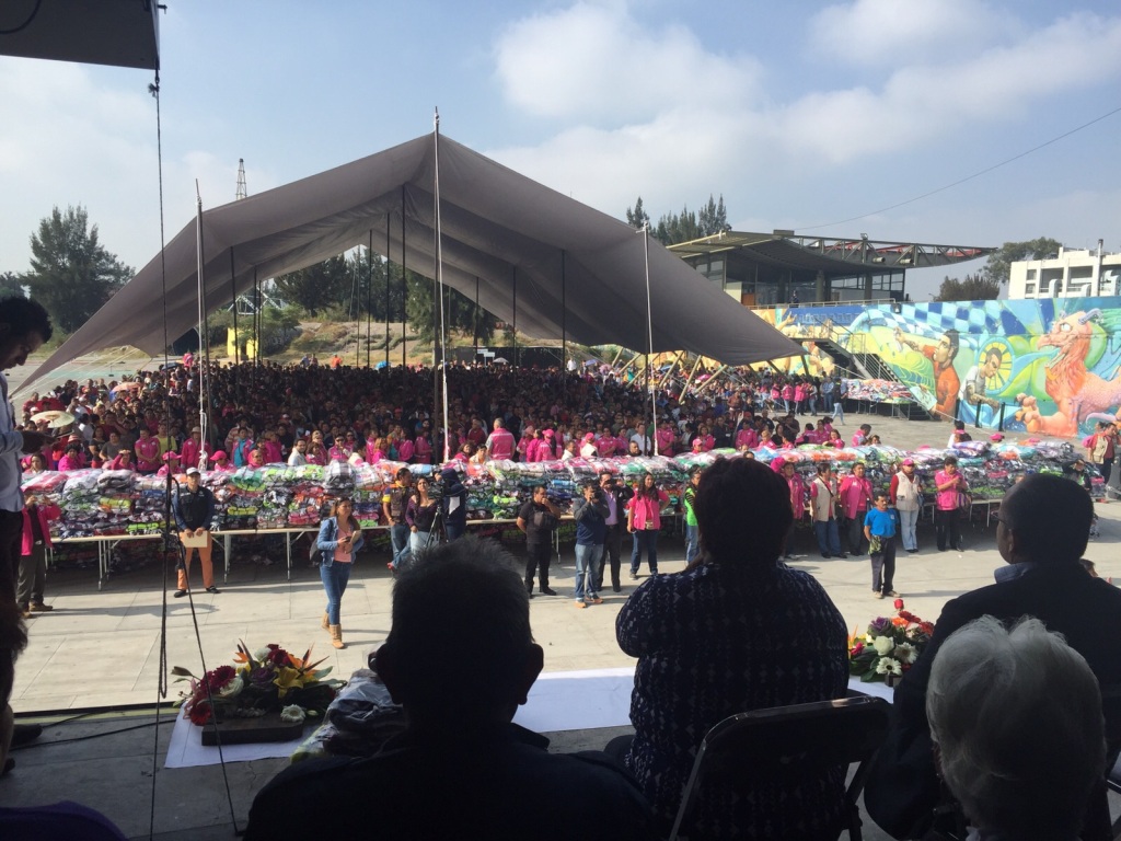 El 3 de noviembre inició el reparto de mil 500 cobijas y otros servicios en la explanada del Teatro de la Juventud, en la delegación Álvaro Obregón