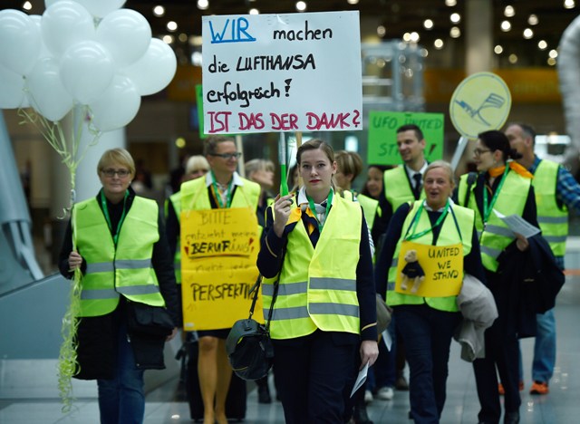Un sindicato que representa al personal de cabina de Lufthansa está ampliando su campaña de huelga, al anunciar que organizará paros de todo el lunes 