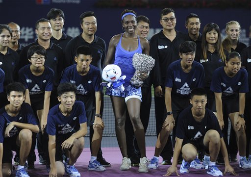 Venus Williams con su trofeo 