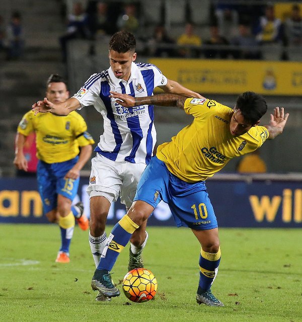 Diego Reyes disputa el balón con el delantero Sergio Araújo