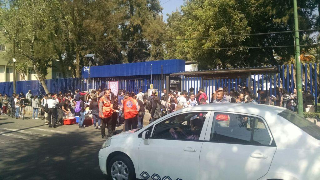 Los estudiantes de la UAM Xochimilco fueron evacuados por la amenaza de bomba. 