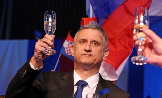 El líder opositor croata, el conservador Tomislav Karamarko, celebra la victoria de su coalición en Zagreb 