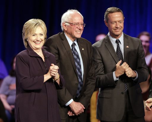 Martin O'Malley (d), con Bernie Sanders y Hillary Clinton el pasado viernes en un foro en la Winthrop University en Rock Hill, Carolina del Sur