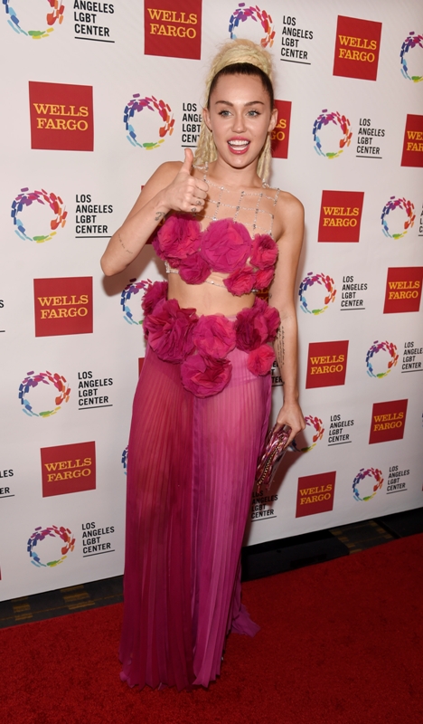 Miley Cyrus a su llegada de la alfombra roja. 
