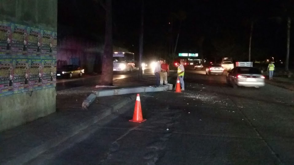 El poste cayó desde lo alto al boulevard López Mateos.
