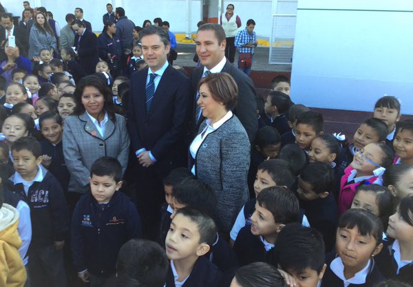 El secretario de Educación con el gobernador de Puebla, Rafael Moreno Valle