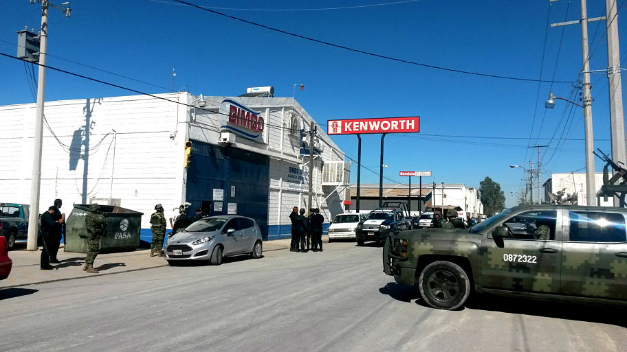 Al menos 11 patrullas de diferentes corporaciones de seguridad llegaron a la empresa.