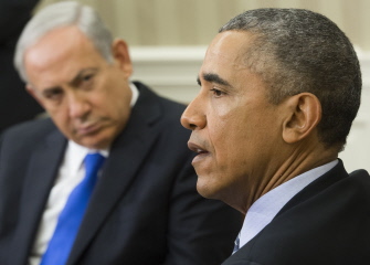 Barack Obama(d) y Benjamin Netanyahu (i), durante su encuentro hoy en la Oficina Oval en la Casa Blanca, en Washington