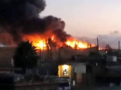Bomberos desalojaron a los habitantes cuyas viviendas están a los alrededores de la comercializadora de productos agrícolas. 