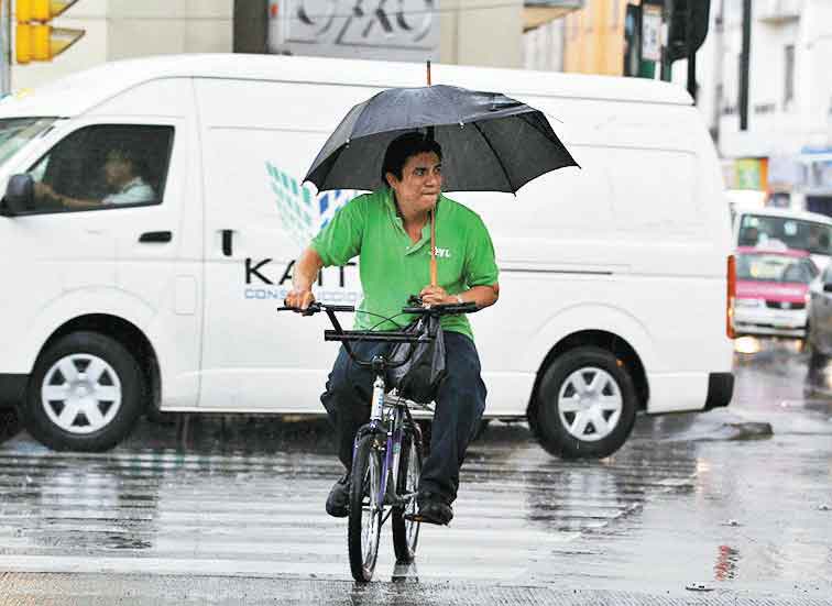 Cada vez más personas se transportan en bicicleta.