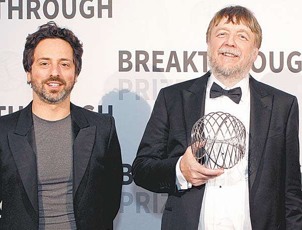 El cofundador de Google Sertgey Brin y el galardonado en Ciencias John Hardy.