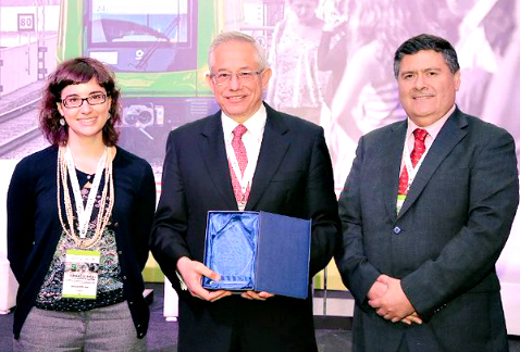 El director general del STC Metro, Jorge Gaviño, en Perú recibió a nombre del jefe de Gobierno del DF, Miguel Ángel Mancera, una distinción de la Alam