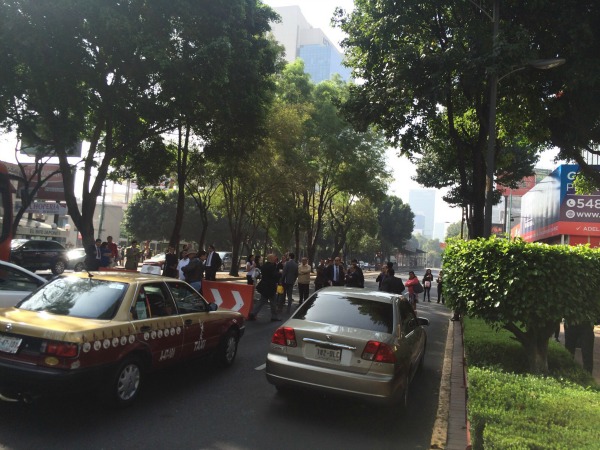 Integrantes del Barzón bloquearon Insurgentes Sur, frente a la sede de una financiera.