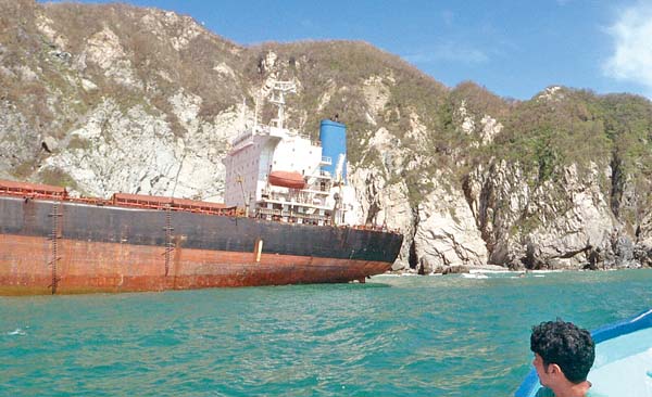 La embarcación contiene 425 mil litros de combustible.